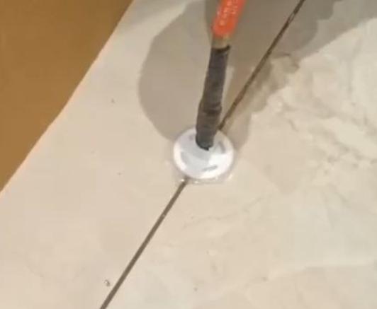 科尔沁右翼中瓷砖空鼓维修公司专业解答瓷砖在铺贴过程中，如果没有涂抹均匀到位的粘结材料（如水泥砂浆或瓷砖胶），可能会导致以下问题